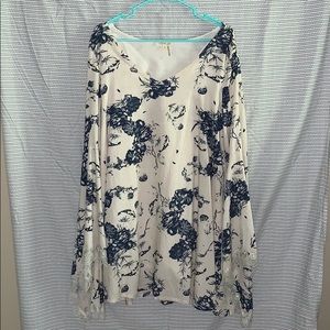 Floral Dress with Wide Sleeves and Back Cut-outs